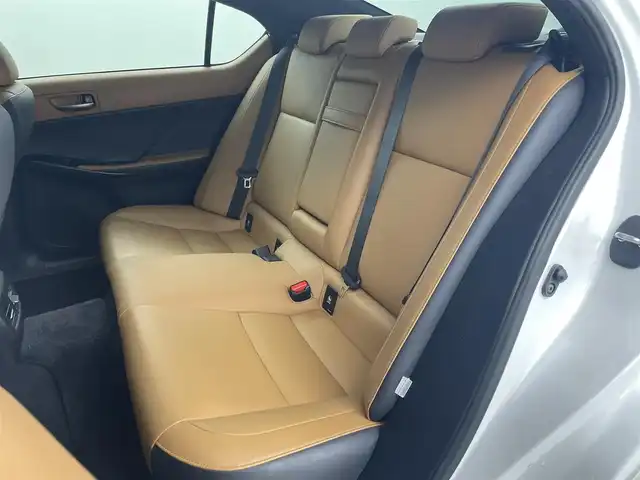 レクサス ＩＳ 300h バージョンL 埼玉県 2021(令3)年 3万km ソニッククォーツ 純正ナビ（Bluetooth/CD/DVD/AM/FM）/フルセグTV/バックカメラ/レーダークルーズコントロール/横滑り防止装置/レーンキープアシスト/盗難防止装置/オートライト/オートマチックハイビーム/LEDヘッドライト/コーナーセンサー/ドライブレコーダー/ETC2.0/パドルシフト