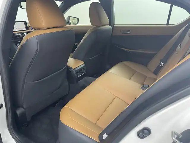 レクサス ＩＳ 300h バージョンL 埼玉県 2021(令3)年 3万km ソニッククォーツ 純正ナビ（Bluetooth/CD/DVD/AM/FM）/フルセグTV/バックカメラ/レーダークルーズコントロール/横滑り防止装置/レーンキープアシスト/盗難防止装置/オートライト/オートマチックハイビーム/LEDヘッドライト/コーナーセンサー/ドライブレコーダー/ETC2.0/パドルシフト