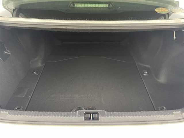 レクサス ＩＳ 300h バージョンL 埼玉県 2021(令3)年 3万km ソニッククォーツ 純正ナビ（Bluetooth/CD/DVD/AM/FM）/フルセグTV/バックカメラ/レーダークルーズコントロール/横滑り防止装置/レーンキープアシスト/盗難防止装置/オートライト/オートマチックハイビーム/LEDヘッドライト/コーナーセンサー/ドライブレコーダー/ETC2.0/パドルシフト