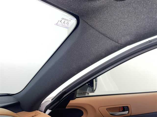 レクサス ＩＳ 300h バージョンL 埼玉県 2021(令3)年 3万km ソニッククォーツ 純正ナビ（Bluetooth/CD/DVD/AM/FM）/フルセグTV/バックカメラ/レーダークルーズコントロール/横滑り防止装置/レーンキープアシスト/盗難防止装置/オートライト/オートマチックハイビーム/LEDヘッドライト/コーナーセンサー/ドライブレコーダー/ETC2.0/パドルシフト