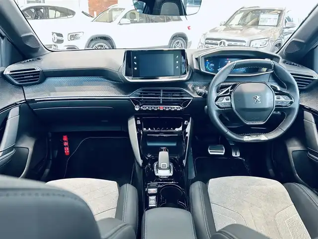 プジョー ２０８ GT ライン 大阪府 2020(令2)年 0.7万km BLANC NACRE ハーフレザー/純正ディスプレイオーディオ/applecarplay/バックカメラ/ガラスルーフ/純正17インチAW/LEDヘッドライト/ブラインドスポット/クリアランスソナー/ワイヤレス充電