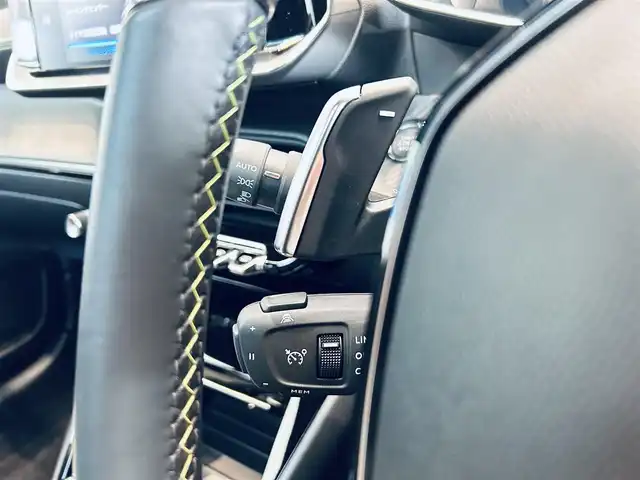 プジョー ２０８ GT ライン 大阪府 2020(令2)年 0.7万km BLANC NACRE ハーフレザー/純正ディスプレイオーディオ/applecarplay/バックカメラ/ガラスルーフ/純正17インチAW/LEDヘッドライト/ブラインドスポット/クリアランスソナー/ワイヤレス充電