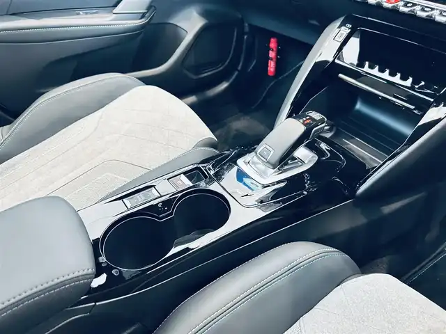 プジョー ２０８ GT ライン 大阪府 2020(令2)年 0.7万km BLANC NACRE ハーフレザー/純正ディスプレイオーディオ/applecarplay/バックカメラ/ガラスルーフ/純正17インチAW/LEDヘッドライト/ブラインドスポット/クリアランスソナー/ワイヤレス充電
