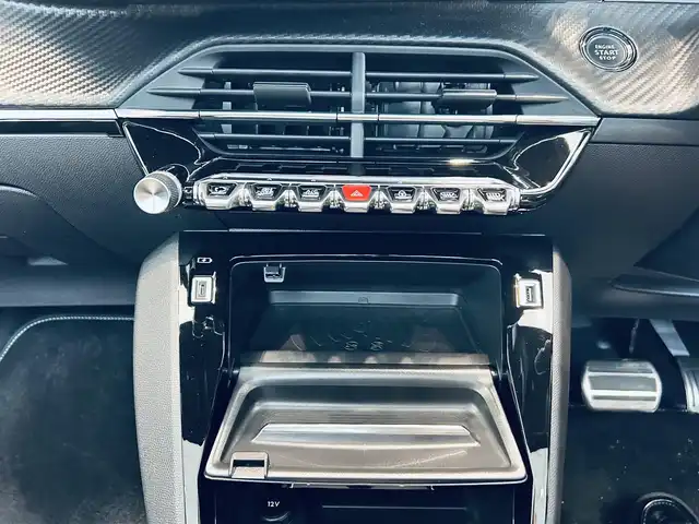プジョー ２０８ GT ライン 大阪府 2020(令2)年 0.7万km BLANC NACRE ハーフレザー/純正ディスプレイオーディオ/applecarplay/バックカメラ/ガラスルーフ/純正17インチAW/LEDヘッドライト/ブラインドスポット/クリアランスソナー/ワイヤレス充電