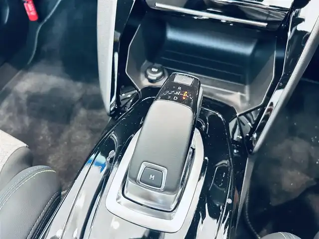 プジョー ２０８ GT ライン 大阪府 2020(令2)年 0.7万km BLANC NACRE ハーフレザー/純正ディスプレイオーディオ/applecarplay/バックカメラ/ガラスルーフ/純正17インチAW/LEDヘッドライト/ブラインドスポット/クリアランスソナー/ワイヤレス充電