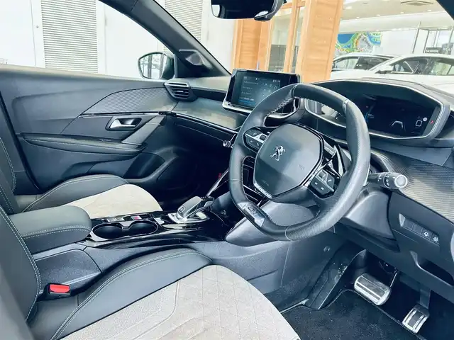 プジョー ２０８ GT ライン 大阪府 2020(令2)年 0.7万km BLANC NACRE ハーフレザー/純正ディスプレイオーディオ/applecarplay/バックカメラ/ガラスルーフ/純正17インチAW/LEDヘッドライト/ブラインドスポット/クリアランスソナー/ワイヤレス充電