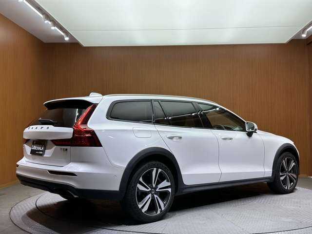 ボルボ Ｖ６０ クロスカントリー T5 AWD プロ 千葉県 2019(令1)年 5.4万km アイスホワイト ＡＣＣ　/白革シート　/ＨＵＤ　/ナビ　/ＴＶ　/Ｂｌｕｅｔｏｏｔｈ接続　/３６０°ｈａｒｍａｎｋａｒｄｏｎサウンド　/シートヒーター　/電動シート　/電動リアゲート　/ＬＥＤヘッドライト　/衝突軽減Ｂ　/ＢＳＭ　/ＬＫＡ