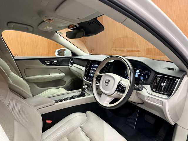 ボルボ Ｖ６０ クロスカントリー T5 AWD プロ 千葉県 2019(令1)年 5.4万km アイスホワイト ＡＣＣ　/白革シート　/ＨＵＤ　/ナビ　/ＴＶ　/Ｂｌｕｅｔｏｏｔｈ接続　/３６０°ｈａｒｍａｎｋａｒｄｏｎサウンド　/シートヒーター　/電動シート　/電動リアゲート　/ＬＥＤヘッドライト　/衝突軽減Ｂ　/ＢＳＭ　/ＬＫＡ