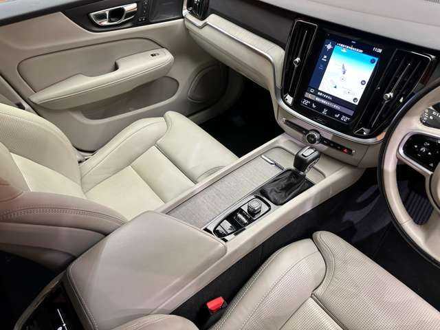 ボルボ Ｖ６０ クロスカントリー T5 AWD プロ 千葉県 2019(令1)年 5.4万km アイスホワイト ＡＣＣ　/白革シート　/ＨＵＤ　/ナビ　/ＴＶ　/Ｂｌｕｅｔｏｏｔｈ接続　/３６０°ｈａｒｍａｎｋａｒｄｏｎサウンド　/シートヒーター　/電動シート　/電動リアゲート　/ＬＥＤヘッドライト　/衝突軽減Ｂ　/ＢＳＭ　/ＬＫＡ
