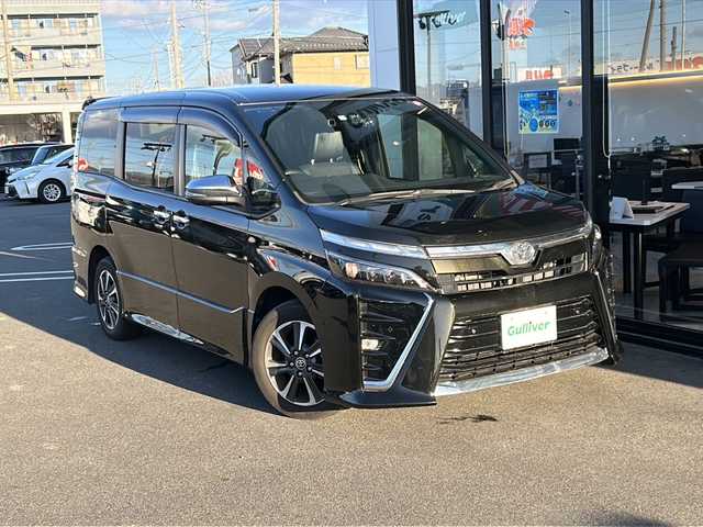 トヨタ ヴォクシー ZS 煌Ⅲ 岐阜県 2021(令3)年 4.1万km イナズマスパーキングブラックガラスフレーク 純正ＳＤナビ　/バックカメラ　/ＥＴＣ２．０　/前後ドライブレコーダー　　/クルーズコントロール　/衝突軽減システム　/レーンキープアシスト　/横滑り防止装置　/前後コーナーセンサー　/ハーフレザー　/ＬＥＤヘッドライト/オートハイビーム/オートライト/純正15インチアルミホイール/プッシュスタート/スマートキー/スペアキー/純正フロアマット