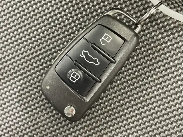 アウディ Ｑ２ 30TFSIスポーツ 栃木県 2019(令1)年 2.8万km グレイシアホワイトメタリック ターボ/メモリーナビ/（CD/Bluetooth/フルセグTV/USB）/バックカメラ/ビルトインETC2.0/前後ドラレコ/シートヒーター/電動リヤゲート/スマートキー/プッシュスタート/アイドリングストップ/横滑り防止装置/前後コーナーセンサー/LEDヘッドライト/オートライト/純正アルミホイール/純正フロアマット