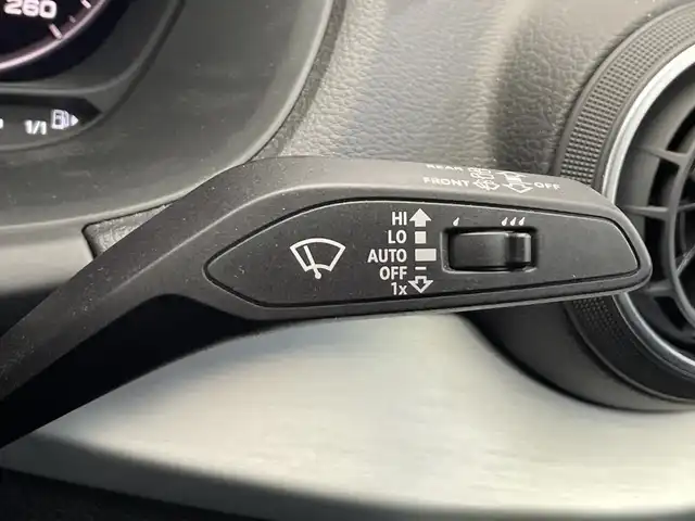アウディ Ｑ２ 30TFSIスポーツ 栃木県 2019(令1)年 2.8万km グレイシアホワイトメタリック ターボ/メモリーナビ/（CD/Bluetooth/フルセグTV/USB）/バックカメラ/ビルトインETC2.0/前後ドラレコ/シートヒーター/電動リヤゲート/スマートキー/プッシュスタート/アイドリングストップ/横滑り防止装置/前後コーナーセンサー/LEDヘッドライト/オートライト/純正アルミホイール/純正フロアマット