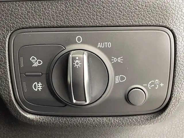アウディ Ｑ２ 30TFSIスポーツ 栃木県 2019(令1)年 2.8万km グレイシアホワイトメタリック ターボ/メモリーナビ/（CD/Bluetooth/フルセグTV/USB）/バックカメラ/ビルトインETC2.0/前後ドラレコ/シートヒーター/電動リヤゲート/スマートキー/プッシュスタート/アイドリングストップ/横滑り防止装置/前後コーナーセンサー/LEDヘッドライト/オートライト/純正アルミホイール/純正フロアマット