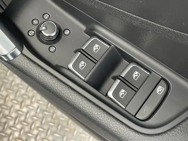 アウディ Ｑ２ 30TFSIスポーツ 栃木県 2019(令1)年 2.8万km グレイシアホワイトメタリック ターボ/メモリーナビ/（CD/Bluetooth/フルセグTV/USB）/バックカメラ/ビルトインETC2.0/前後ドラレコ/シートヒーター/電動リヤゲート/スマートキー/プッシュスタート/アイドリングストップ/横滑り防止装置/前後コーナーセンサー/LEDヘッドライト/オートライト/純正アルミホイール/純正フロアマット