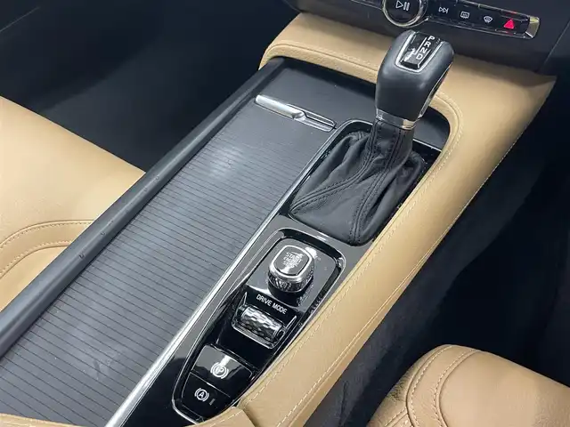 ボルボ ＸＣ６０ D4 AWD インスクリプション 岡山県 2019(令1)年 4.4万km グレー 純正SENSUS/360°カメラ/Bowers＆Wilkinsオーディオ/パノラマガラスサンルーフ/レザーシート/エアシート/シートヒーター/マッサージシート/パワーテールゲート/ACC/Bluetooth/アップルカープレイ/CDプレイヤー/オートライト/アクティブベンディングライト/コーナーリングライト/HUD/車間警告/City　Safety/LKA/ロードサイドインフォーメーション/BLIS/レインセンサー/ドラレコ（F.R）