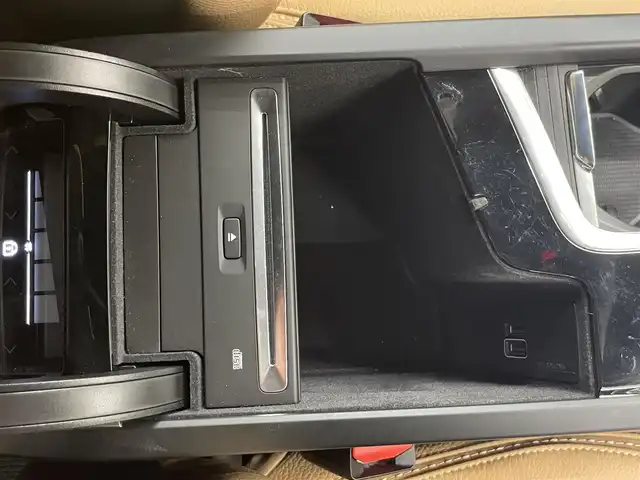 ボルボ ＸＣ６０ D4 AWD インスクリプション 岡山県 2019(令1)年 4.4万km グレー 純正SENSUS/360°カメラ/Bowers＆Wilkinsオーディオ/パノラマガラスサンルーフ/レザーシート/エアシート/シートヒーター/マッサージシート/パワーテールゲート/ACC/Bluetooth/アップルカープレイ/CDプレイヤー/オートライト/アクティブベンディングライト/コーナーリングライト/HUD/車間警告/City　Safety/LKA/ロードサイドインフォーメーション/BLIS/レインセンサー/ドラレコ（F.R）