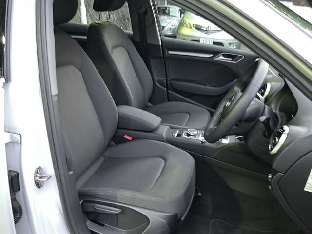 アウディ Ａ３ SB 30TFSI シグネチャーED 京都府 2020(令2)年 1.1万km 白 ワンオーナー/純正ナビ/フルセグTV/FM/AM/CD/DVD/SD/AUX/USB/バックカメラ/レーダークルーズコントロール/コーナーセンサー/衝突軽減防止/レーンアシスト/Audiプレセンス/Audiサイドアシスト/電動パーキングブレーキ/プッシュスタート/オートライト/オートワイパー/前後ドラレコ/ETC/純正フロアマット/純正１６インチAW/スマートスペアキー×１