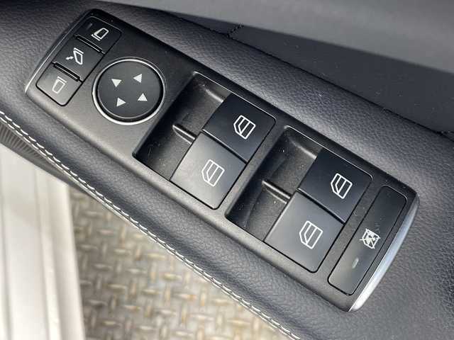 メルセデス・ベンツ ＣＬＳ４００ 栃木県 2017(平29)年 5.4万km ダイヤモンドホワイト ターボ/純正HDDナビ/（CD/DVD/フルセグTV/Bluetooth）/全方位カメラ/サンルーフ/レザーシート/コーナーセンサー/ETC/前方ドライブレコーダー/前席シートヒーター/禁煙車/オートライト/LEDヘッドライト/パドルシフト/横滑り防止装置/スマートキー/プッシュスタート/ウィンカーミラー/純正19インチアルミホイール/純正フロアマット/社外レーダー/エアサス