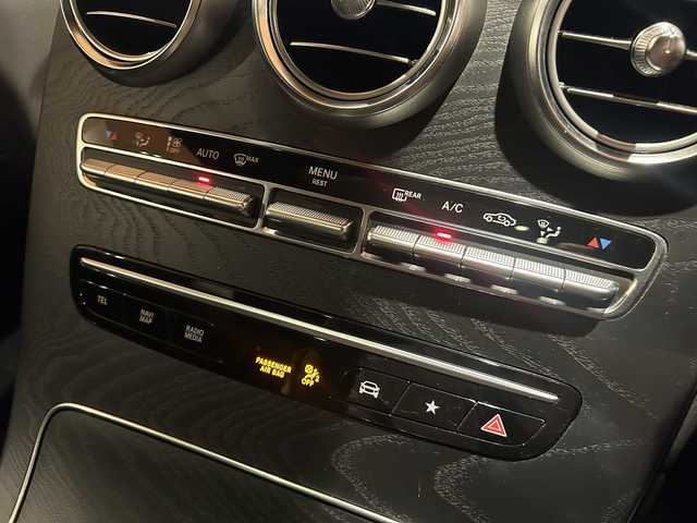 メルセデス・ベンツ ＧＬＣ２２０ d 4マチック AMGライン 道央・札幌 2019(令1)年 4.1万km ポーラホワイト ４WD/パノラミックスライディングルーフ/AMGライン/純正ランニングボード/レーダーセーフティパッケージ/純正メモリナビ/フルセグTV/360°カメラ/ハーフレザーシート/シートヒーター/禁煙車