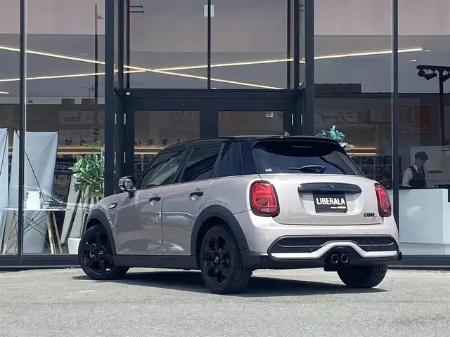 ＭＩＮＩ ミニ クーパー SD 福岡県 2022(令4)年 3.2万km グレー ・アクティブクルーズコントロール/・純正HDDナビ/USB/Bluetooth/・バックカメラ/・ハーフレザーシート/シートヒーター/・前後ドライブレコーダー/・ETC/・純正17AW/・プッシュスタート/・パーキングアシスト/・アイドリングストップ/・スマートキー/・スペアキー/・レーンキープアシスト/・オートライト/・ＬＥＤライト/・保証書/・取扱説明書/・記録簿