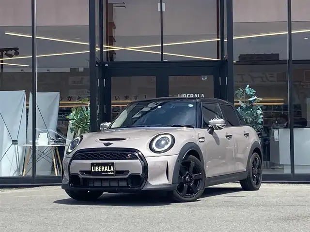 ＭＩＮＩ ミニ クーパー SD 福岡県 2022(令4)年 3.2万km グレー ・アクティブクルーズコントロール/・純正HDDナビ/USB/Bluetooth/・バックカメラ/・ハーフレザーシート/シートヒーター/・前後ドライブレコーダー/・ETC/・純正17AW/・プッシュスタート/・パーキングアシスト/・アイドリングストップ/・スマートキー/・スペアキー/・レーンキープアシスト/・オートライト/・ＬＥＤライト/・保証書/・取扱説明書/・記録簿