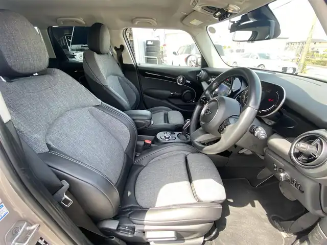 ＭＩＮＩ ミニ クーパー SD 福岡県 2022(令4)年 3.2万km グレー ・アクティブクルーズコントロール/・純正HDDナビ/USB/Bluetooth/・バックカメラ/・ハーフレザーシート/シートヒーター/・前後ドライブレコーダー/・ETC/・純正17AW/・プッシュスタート/・パーキングアシスト/・アイドリングストップ/・スマートキー/・スペアキー/・レーンキープアシスト/・オートライト/・ＬＥＤライト/・保証書/・取扱説明書/・記録簿