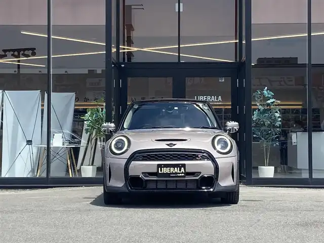 ＭＩＮＩ ミニ クーパー SD 福岡県 2022(令4)年 3.2万km グレー ・アクティブクルーズコントロール/・純正HDDナビ/USB/Bluetooth/・バックカメラ/・ハーフレザーシート/シートヒーター/・前後ドライブレコーダー/・ETC/・純正17AW/・プッシュスタート/・パーキングアシスト/・アイドリングストップ/・スマートキー/・スペアキー/・レーンキープアシスト/・オートライト/・ＬＥＤライト/・保証書/・取扱説明書/・記録簿