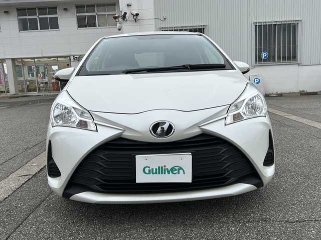 トヨタ ヴィッツ F 富山県 2018(平30)年 6.9万km ホワイトパールクリスタルシャイン 社外ナビ（CN-RA04WD）/フルセグTV/DVD再生/Bluetooth/ビルトインETC/バックカメラ/純正フロアマット/ドアバイザー/横滑り防止装置/アイドリングストップ/電動格納ウィンカーミラー/保証書/点検整備記録簿
