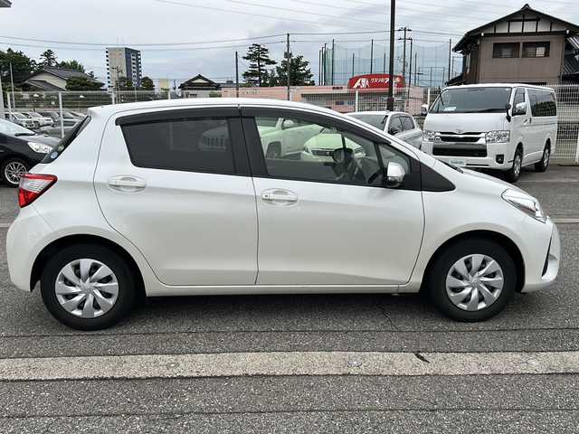 トヨタ ヴィッツ F 富山県 2018(平30)年 6.9万km ホワイトパールクリスタルシャイン 社外ナビ（CN-RA04WD）/フルセグTV/DVD再生/Bluetooth/ビルトインETC/バックカメラ/純正フロアマット/ドアバイザー/横滑り防止装置/アイドリングストップ/電動格納ウィンカーミラー/保証書/点検整備記録簿