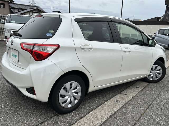 トヨタ ヴィッツ F 富山県 2018(平30)年 6.9万km ホワイトパールクリスタルシャイン 社外ナビ（CN-RA04WD）/フルセグTV/DVD再生/Bluetooth/ビルトインETC/バックカメラ/純正フロアマット/ドアバイザー/横滑り防止装置/アイドリングストップ/電動格納ウィンカーミラー/保証書/点検整備記録簿