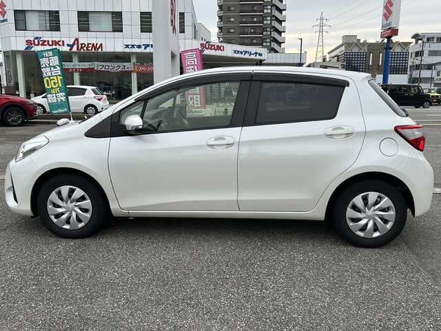 トヨタ ヴィッツ F 富山県 2018(平30)年 6.9万km ホワイトパールクリスタルシャイン 社外ナビ（CN-RA04WD）/フルセグTV/DVD再生/Bluetooth/ビルトインETC/バックカメラ/純正フロアマット/ドアバイザー/横滑り防止装置/アイドリングストップ/電動格納ウィンカーミラー/保証書/点検整備記録簿
