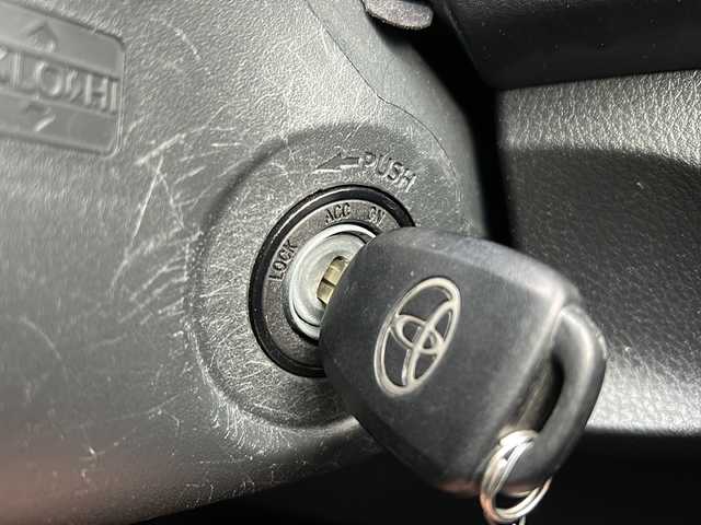 トヨタ ヴィッツ F 富山県 2018(平30)年 6.9万km ホワイトパールクリスタルシャイン 社外ナビ（CN-RA04WD）/フルセグTV/DVD再生/Bluetooth/ビルトインETC/バックカメラ/純正フロアマット/ドアバイザー/横滑り防止装置/アイドリングストップ/電動格納ウィンカーミラー/保証書/点検整備記録簿