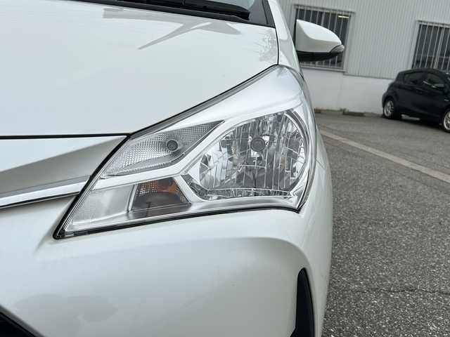 トヨタ ヴィッツ F 富山県 2018(平30)年 6.9万km ホワイトパールクリスタルシャイン 社外ナビ（CN-RA04WD）/フルセグTV/DVD再生/Bluetooth/ビルトインETC/バックカメラ/純正フロアマット/ドアバイザー/横滑り防止装置/アイドリングストップ/電動格納ウィンカーミラー/保証書/点検整備記録簿