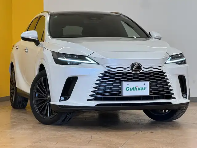 レクサス ＲＸ 350h バージョンL 群馬県 2023(令5)年 1.7万km ソニッククォーツ 安全装備/・衝突軽減ブレーキ/・レーンキープアシスト/・クリアランスソナー/・クルーズコントロール/・ブラインドスポット/・オートライト/・オートハイビーム/・SOSコール/・横滑り防止/・パノラミックビューモニター/メーカー純正ナビゲーション/・AM/FM/フルセグTV/・Bluetooth/USB/・マークレビンソン/パワーバックドア/ヘッドアップディスプレイ/サンルーフ/前席パワーシート/全席シートヒーター/全席エアシート/ハンドルヒーター/パドルシフト/ヒーターミラー/ミラー一体型前後ドライブレコーダー/シートメモリー/ETC2.0/LEDヘッドライト/LEDフォグランプ/スマートキー/プッシュスタート
