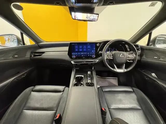 レクサス ＲＸ 350h バージョンL 群馬県 2023(令5)年 1.7万km ソニッククォーツ 安全装備/・衝突軽減ブレーキ/・レーンキープアシスト/・クリアランスソナー/・クルーズコントロール/・ブラインドスポット/・オートライト/・オートハイビーム/・SOSコール/・横滑り防止/・パノラミックビューモニター/メーカー純正ナビゲーション/・AM/FM/フルセグTV/・Bluetooth/USB/・マークレビンソン/パワーバックドア/ヘッドアップディスプレイ/サンルーフ/前席パワーシート/全席シートヒーター/全席エアシート/ハンドルヒーター/パドルシフト/ヒーターミラー/ミラー一体型前後ドライブレコーダー/シートメモリー/ETC2.0/LEDヘッドライト/LEDフォグランプ/スマートキー/プッシュスタート