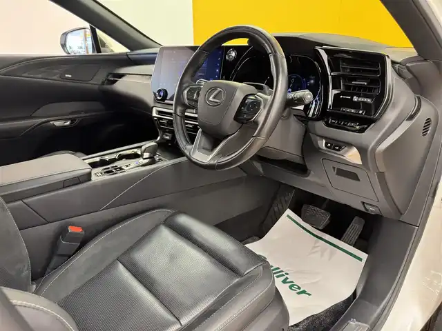 レクサス ＲＸ 350h バージョンL 群馬県 2023(令5)年 1.7万km ソニッククォーツ 安全装備/・衝突軽減ブレーキ/・レーンキープアシスト/・クリアランスソナー/・クルーズコントロール/・ブラインドスポット/・オートライト/・オートハイビーム/・SOSコール/・横滑り防止/・パノラミックビューモニター/メーカー純正ナビゲーション/・AM/FM/フルセグTV/・Bluetooth/USB/・マークレビンソン/パワーバックドア/ヘッドアップディスプレイ/サンルーフ/前席パワーシート/全席シートヒーター/全席エアシート/ハンドルヒーター/パドルシフト/ヒーターミラー/ミラー一体型前後ドライブレコーダー/シートメモリー/ETC2.0/LEDヘッドライト/LEDフォグランプ/スマートキー/プッシュスタート
