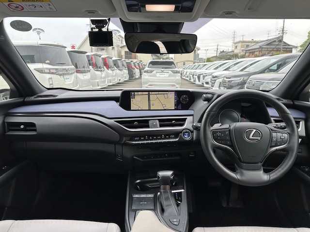 レクサス ＵＸ 250h バージョンC 大阪府 2022(令4)年 2.3万km ソニッククォーツ ナビ　/フルセグ　/Ｂｌｕｅｔｏｏｔｈ　/全方位カメラ　/レザーシート　/シートヒーター　/エアーシート　/ステアリングヒーター　/ブラインドスポットモニター　/メモリーシート　/前後ドライブレコーダー/ＥＴＣ/マット/カードキー