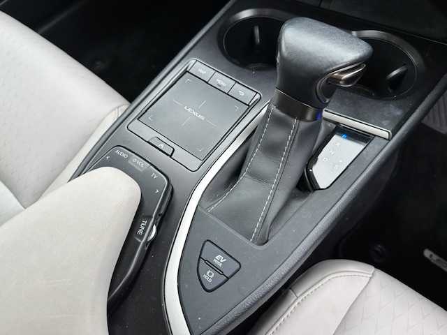 レクサス ＵＸ 250h バージョンC 大阪府 2022(令4)年 2.3万km ソニッククォーツ ナビ　/フルセグ　/Ｂｌｕｅｔｏｏｔｈ　/全方位カメラ　/レザーシート　/シートヒーター　/エアーシート　/ステアリングヒーター　/ブラインドスポットモニター　/メモリーシート　/前後ドライブレコーダー/ＥＴＣ/マット/カードキー