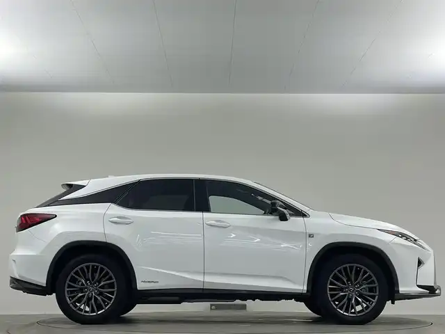 レクサス ＲＸ 450h Fスポーツ 埼玉県 2016(平28)年 2.9万km ホワイトノーヴァガラスフレーク 三眼ＬＥＤ　サンルーフ　赤革　ベンチレーション　全方位カメラ　ＢＳＭ　ＨＵＤ　２列目電動格納シート　ＥＴＣ２．０　追従走行　ＣＤ／ＤＶＤ　フルセグＴＶ　電動リアゲート　全席パワーシート　衝突軽減　オートハイビーム