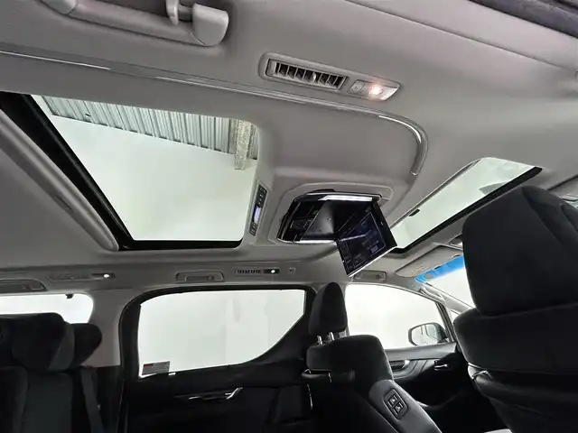 トヨタ ヴェルファイア Z Gエディション 佐賀県 2017(平29)年 6万km ホワイトパールクリスタルシャイン アルパイン製11インチナビ/フルセグTV/CD/DVD/Bluetooth/アルパイン製12.8インチフリップダウンモニター/サンルーフ/衝突被害軽減システム/バックカメラ/レーダークルーズコントロール/レーンアシスト/クリアランスソナー/オートライト/オートマチックハイビーム/LEDヘッドライト/LEDフォグライト/電子パーキング/ブレーキホールド/ビルトインETC/両側パワースライドドア/後席サンシェード/ハーフレザーシート/運転席・助手席パワーシート/パワーバックドア/純正18インチアルミホイール/純正フロアマット/ISOFIX対応シート/メモリーシート/スマートキー/スペアキー×1