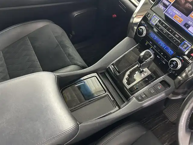 トヨタ ヴェルファイア Z Gエディション 佐賀県 2017(平29)年 6万km ホワイトパールクリスタルシャイン アルパイン製11インチナビ/フルセグTV/CD/DVD/Bluetooth/アルパイン製12.8インチフリップダウンモニター/サンルーフ/衝突被害軽減システム/バックカメラ/レーダークルーズコントロール/レーンアシスト/クリアランスソナー/オートライト/オートマチックハイビーム/LEDヘッドライト/LEDフォグライト/電子パーキング/ブレーキホールド/ビルトインETC/両側パワースライドドア/後席サンシェード/ハーフレザーシート/運転席・助手席パワーシート/パワーバックドア/純正18インチアルミホイール/純正フロアマット/ISOFIX対応シート/メモリーシート/スマートキー/スペアキー×1