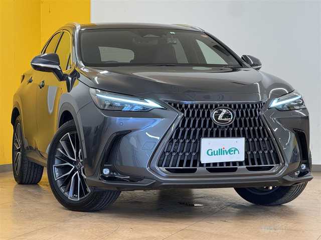 レクサス ＮＸ 350h バージョンL 群馬県 2023(令5)年 2.5万km ソニッククロム レクサスセーフティシステム/・プリクラッシュセーフティ/・レーンディパーチャーアラート/・レーダークルーズコントロール/・クリアランスソナー/・パーキングサポートブレーキ/・ブラインドスポットモニター/・安心降車アシスト/・リヤクロストラフィックアラート/・リヤカメラディテクション/・プロアクティブドライビングアシスト/・ロードサインアシスト/・アドバンスドパーク/・リモートパーク/・ヘッドアップディスプレイ/純正14インチナビ/・フルセグTV/・AppleCarPlay/AndroidAuto/・Bluetooth/・FM/AM/USB/サンルーフ/パノラミックビューモニター/ドライブレコーダー/ビルトインETC2.0/革巻きスステアリング/ステアリングスイッチ/パドルシフト/ステアリングヒーター/パワーバックドドア/ブラックレザーシート/全席シートヒーター/前席シートベンチレーション/前席パワーシート/シートメモリー/電子パーキング/ブレーキオートホールド/スマートキー/プッシュスタート/LEDヘッドライト/フォグランプ/オートライト/オートマチックハイビーム/純正20インチAW