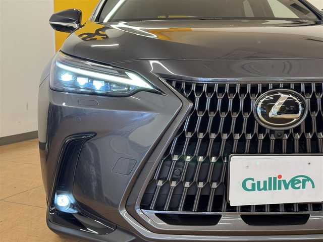 レクサス ＮＸ 350h バージョンL 群馬県 2023(令5)年 2.5万km ソニッククロム レクサスセーフティシステム/・プリクラッシュセーフティ/・レーンディパーチャーアラート/・レーダークルーズコントロール/・クリアランスソナー/・パーキングサポートブレーキ/・ブラインドスポットモニター/・安心降車アシスト/・リヤクロストラフィックアラート/・リヤカメラディテクション/・プロアクティブドライビングアシスト/・ロードサインアシスト/・アドバンスドパーク/・リモートパーク/・ヘッドアップディスプレイ/純正14インチナビ/・フルセグTV/・AppleCarPlay/AndroidAuto/・Bluetooth/・FM/AM/USB/サンルーフ/パノラミックビューモニター/ドライブレコーダー/ビルトインETC2.0/革巻きスステアリング/ステアリングスイッチ/パドルシフト/ステアリングヒーター/パワーバックドドア/ブラックレザーシート/全席シートヒーター/前席シートベンチレーション/前席パワーシート/シートメモリー/電子パーキング/ブレーキオートホールド/スマートキー/プッシュスタート/LEDヘッドライト/フォグランプ/オートライト/オートマチックハイビーム/純正20インチAW