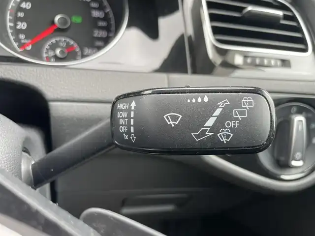 フォルクスワーゲン ゴルフ TSI ハイライン BMテクノ 静岡県 2013(平25)年 9.6万km ピュアホワイト クルーズコントロール/社外ナビ/フルセグTV/ドライブレコーダー/CDチェンジャー/USB入力端子/ETC/Bluetooth接続/純正17インチAW/W＋サイドエアバッグ/社外フロアマット/アイドリングストップ