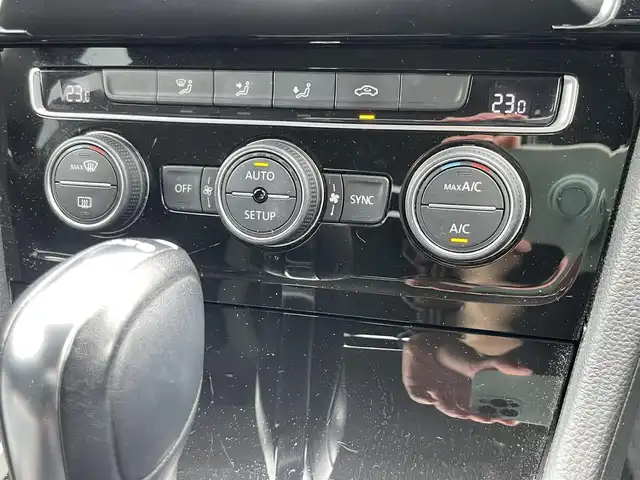 フォルクスワーゲン ゴルフ TSI ハイライン BMテクノ 静岡県 2013(平25)年 9.6万km ピュアホワイト クルーズコントロール/社外ナビ/フルセグTV/ドライブレコーダー/CDチェンジャー/USB入力端子/ETC/Bluetooth接続/純正17インチAW/W＋サイドエアバッグ/社外フロアマット/アイドリングストップ