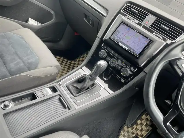フォルクスワーゲン ゴルフ TSI ハイライン BMテクノ 静岡県 2013(平25)年 9.6万km ピュアホワイト クルーズコントロール/社外ナビ/フルセグTV/ドライブレコーダー/CDチェンジャー/USB入力端子/ETC/Bluetooth接続/純正17インチAW/W＋サイドエアバッグ/社外フロアマット/アイドリングストップ