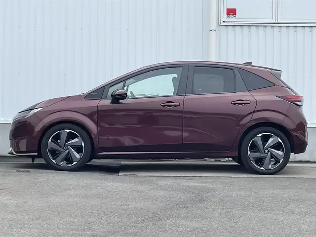 日産 オーラ G レザーエディション 愛媛県 2023(令5)年 0.7万km バーガンディー 純正9型ナビ/AM/FM/BT/フルセグTV/全周囲カメラ　/ブラインドスポットモニター　/インテリジェントルームミラー　/ドライブレコーダー　/ステアリングリモコン　/LEDヘッドライト　/前後コーナーセンサー　/電動パーキングブレーキ　/ETC/レザーシート/シガーソケット/ISOFIX/SPORT/ECO/NORMAL/EVモード/現状サマー(純正AW)(205/50/R17)/BRIDGESTONE TURANZA T005A