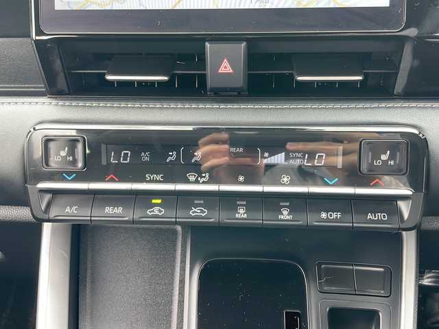 トヨタ ノア ハイブリッド S－Z 岩手県 2022(令4)年 2.6万km ホワイトパールクリスタルシャイン 純正10インチディスプレイオーディオ/AM/FM/CD/DVD/Bluetooth/フルセグTV/バックカメラ/ビルトインETC2.0/ドライブレコーダー/両側パワースライドドア/レーダークルーズコントロール/衝突被害軽減ブレーキ/レーンキープアシスト/横滑り防止装置/コーナーセンサー/電動パーキングブレーキ/オートブレーキホールド/パーキングサポートブレーキ/シートヒーター/オートライト/オートハイビーム/LEDヘッドライト/フォグランプ/スマートキー/プッシュスタート/電動格納ミラー/純正16インチAW/純正フロアマット/ドアバイザー/保証書/取扱説明書