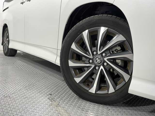 トヨタ ヴォクシー ハイブリッド S－Z 広島県 2023(令5)年 0.4万km ホワイトパールクリスタルシャイン 純正10.5型ディスプレイオーディオ（メモリナビ/　AppleCarPlay/AndroidAuto/フルセグTV）/快適利便パッケージ/・ハンズフリーデュアルパワースライドドア/・パワーバックドア/・ステアリングヒーター/・2列目キャプテンシート（オットマン/シートヒーター）/バックカメラ/前席シートヒーター/セーフティセンス/・プリクラッシュセーフティ/・レーントレーシングアシスト/・レーンディパーチャーアラート/・オートマチックハイビーム/・レーダークルーズコントロール/・プロアクティブドライビングアシスト/CD/DVDデッキ/ETC2.0/USB/HDMI入力端子/AC100V/1500W電源