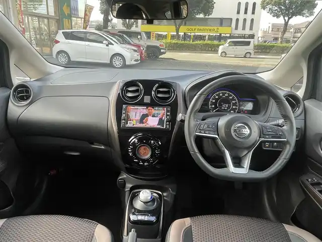 日産 ノート e－パワー メダリスト 熊本県 2020(令2)年 5.4万km スーパーブラック 衝突軽減ブレーキ/レーンキープアシスト/プッシュスタート/純正ナビ/（CD・フルセグTV・BTオーディオ・SD）/バックカメラ/ETC/前後ドライブレコーダー/純正15インチAW/クルーズコントロール/ハーフレザーシート/LEDヘッドライト/オートライト/フォグライト/前後コーナーセンサー/横滑り防止装置/ウィンカーミラー/純正フロアマット/純正ドアバイザー/スマートスペアキー×1本